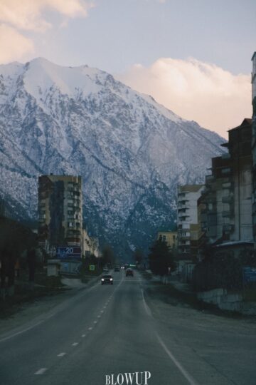 The road to the mountains
