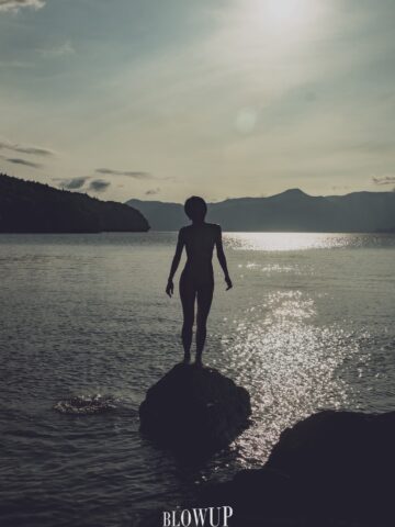 「L’eau du lac est encore froide.」