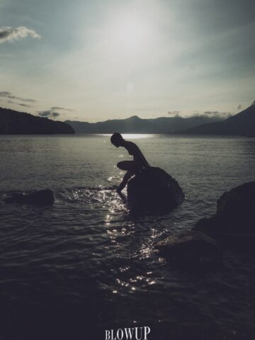 「L’eau du lac est encore froide.」