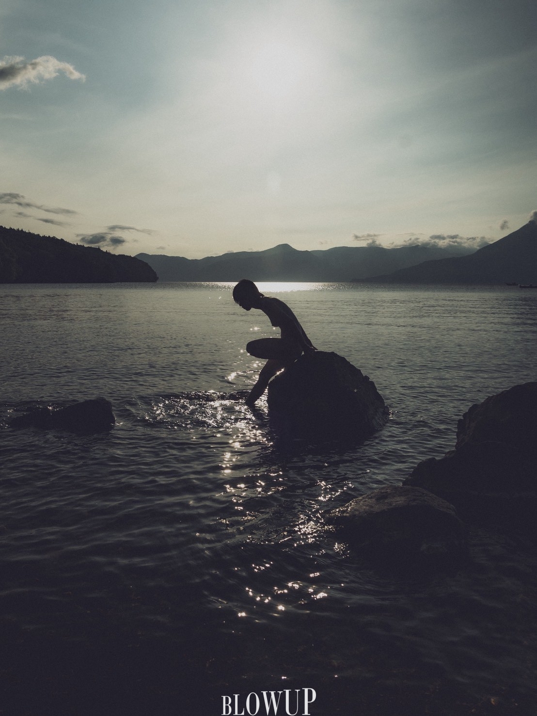 「L’eau du lac est encore froide.」