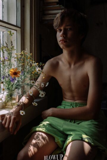 Ragazzo con i fiori